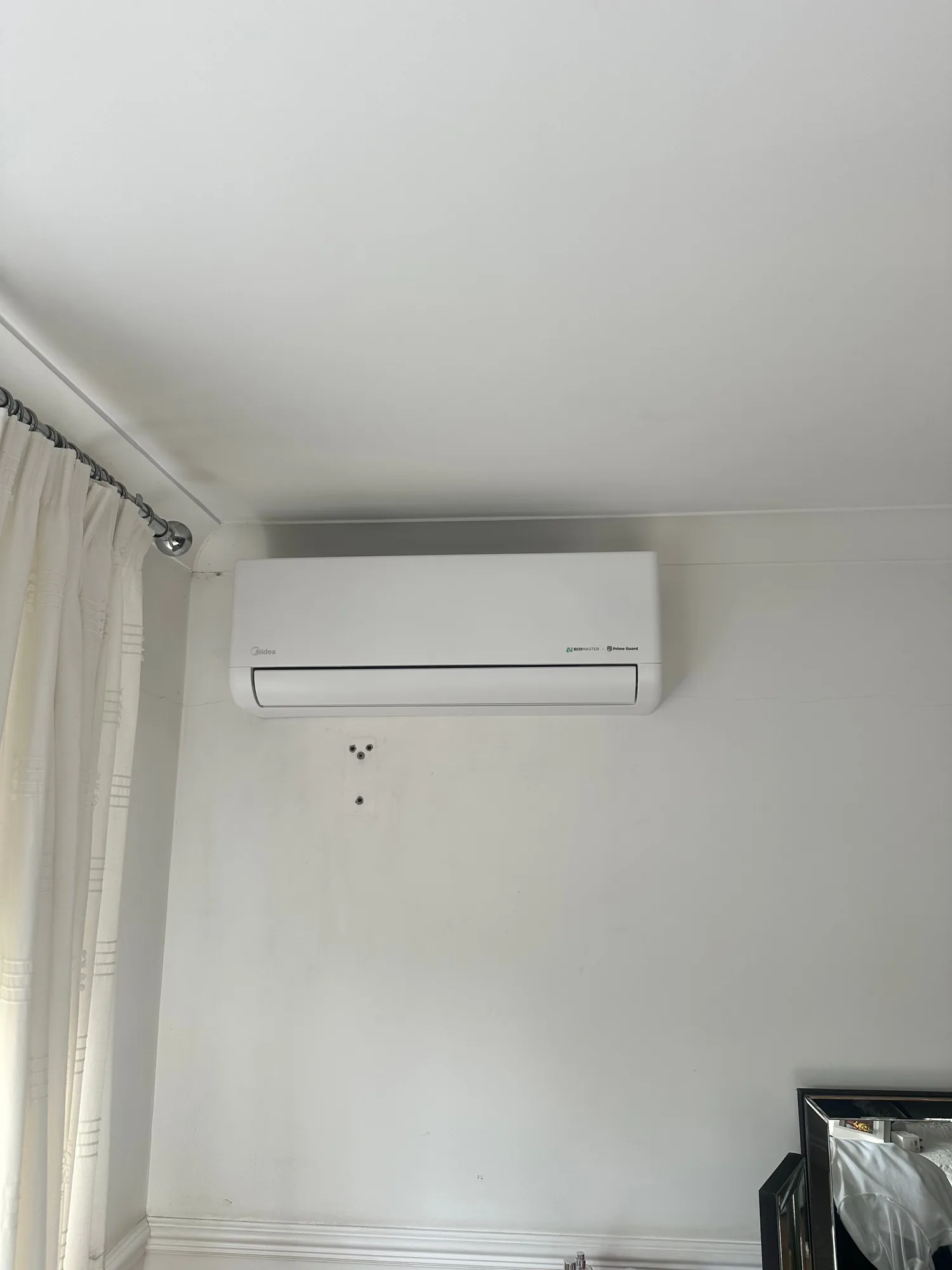 Wall-mounted air conditioning indoor unit in a room