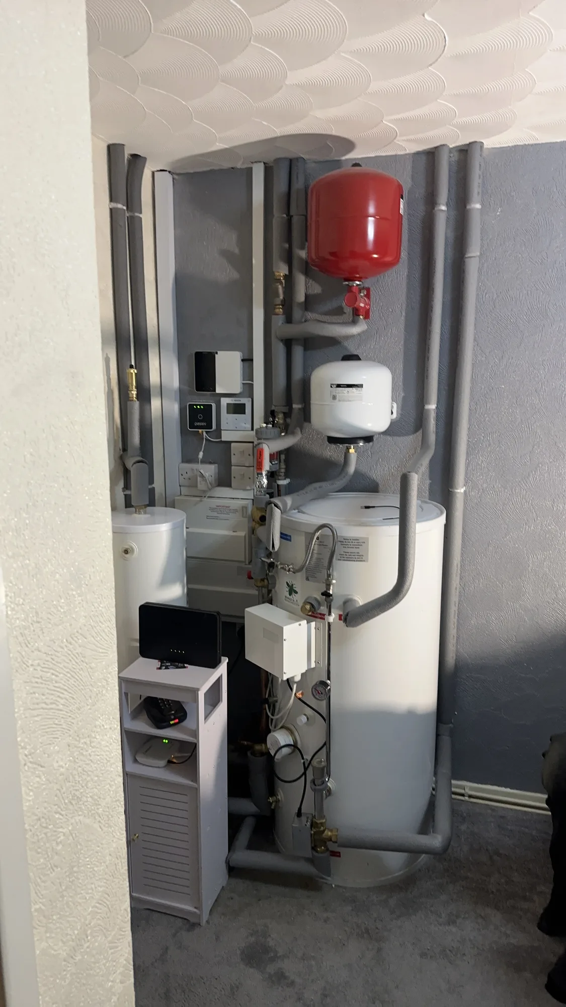 Heat pump plant with hot water cylinder, buffer tank and expansion vessels