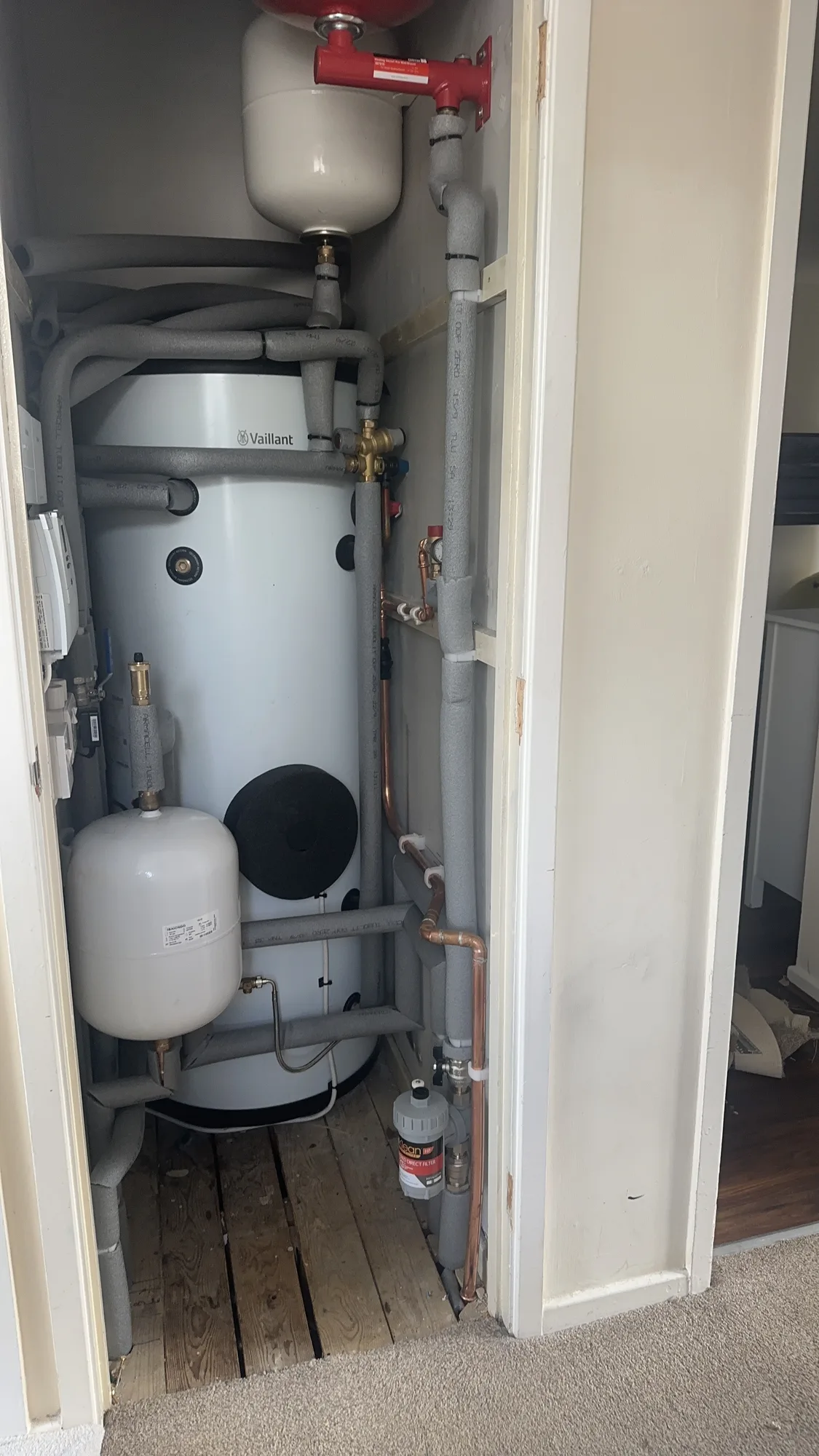 Heat pump cylinder and buffer tank plant with expansion vessels in an airing cupboard