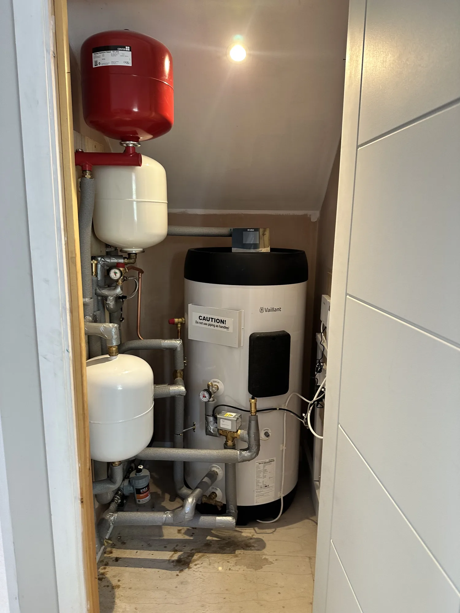 Heat pump hot water cylinder with expansion vessels and copper pipework