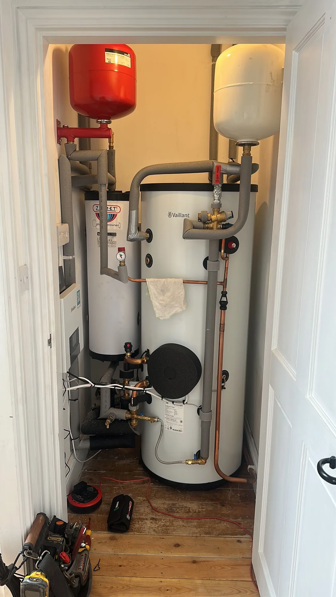 Heat pump hot water cylinder and buffer tank with expansion vessels