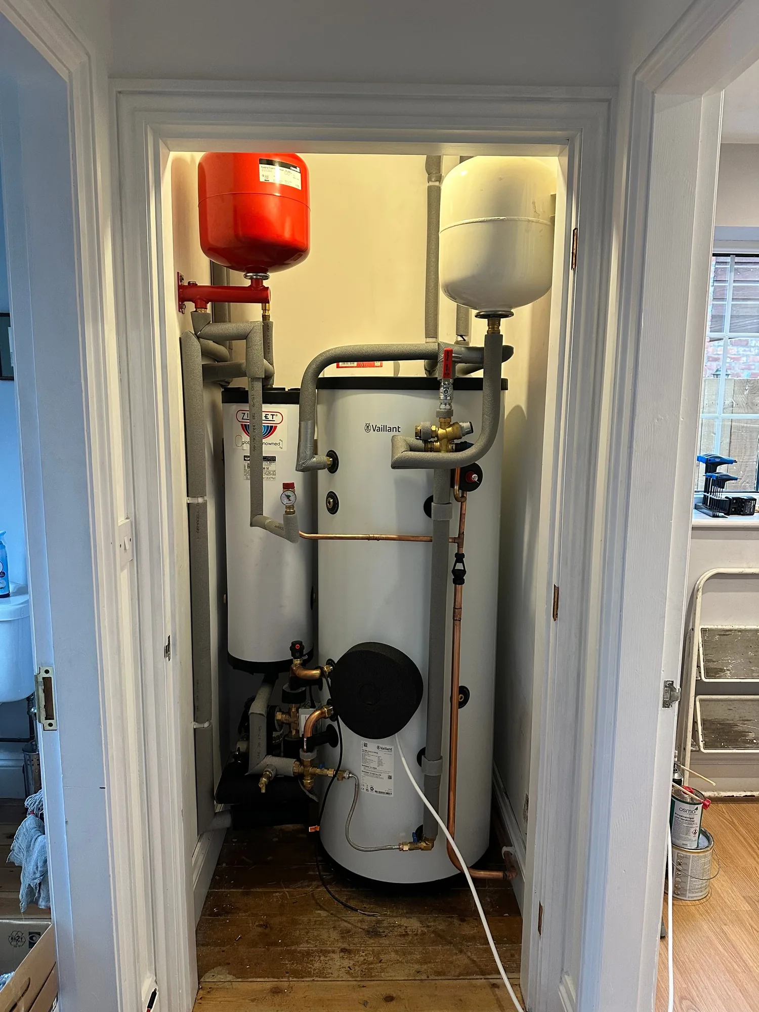 Heat pump cylinder and buffer tank plant in an internal cupboard